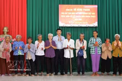 Vice Chairman of the National Assembly Vu Hong Thanh (sixth, left) hands over gifts to disadvantaged Khmer people in Tan Thanh commune, Can Tho city (Photo: VNA)