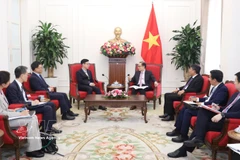 Minister of Foreign Affairs Le Hoai Trung (right) receives First Vice Minister of Foreign Affairs of the Republic of Korea (RoK) Park Yoon-joo in Hanoi on April 3. (Photo published by VNA)