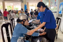 Volunteer young doctors are expected to provide free health screenings for around 10,000 residents (Photo: VNA)