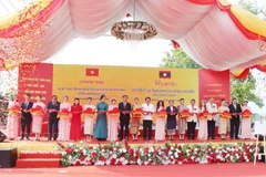 Delegates cut the ribbons to inaugurate and hand over the restoration and renovation project of the President Ho Chi Minh Historical Site in Savannakhet (Photo: VNA)