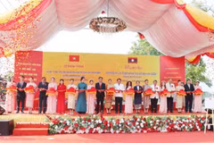 Delegates cut the ribbons to inaugurate and hand over the restoration and renovation project of the President Ho Chi Minh Historical Site in Savannakhet (Photo: VNA)
