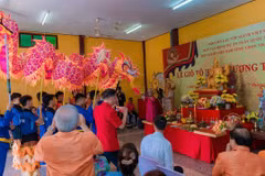 Vietnamese people in Thailand's Udon Thani province offer incense to commemorate the Hung Kings at the ceremony on April 21. (Photo: VNA)