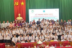 Delegates and students pose for a commemorative photo. (Photo: baocantho.com.vn)