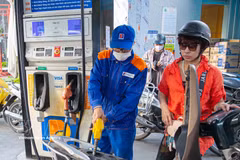 At a filling station of Petrolimex (Photo: VNA)