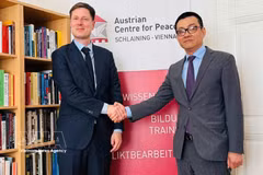 Vietnamese Ambassador to Austria Vu Le Thai Hoang (R) and Tobias Lang, Director of the Austrian Centre for Peace (ACP) at their working session in Vienna on April 23. (Photo: VNA)