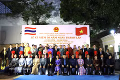 Participants pose for a group photo at the ceremony marking the 30th anniversary of the Consulate General of Vietnam in Khon Kaen, Thailand, on April 22, 2026. (Photo: VNA)