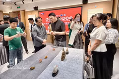 Visitors to the exhibition at the China Cultural Centre in Hanoi (Photo: VNA)