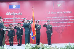 General Nguyen Tan Cuong, Chief of the General Staff of the Vietnam People’s Army and Deputy Minister of National Defence, presents the Independence Order to the Ministry of National Defence of Laos at the ceremony in Vientiane on April 23. (Photo: VNA)