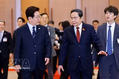National Assembly Chairman Tran Thanh Man (right) meets with President of the Republic of Korea (RoK) Lee Jae Myung. (Photo: VNA)
