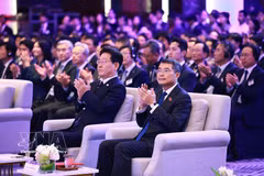 Prime Minister Le Minh Hung (right) and President of the Republic of Korea (RoK) Lee Jae Myung attend the Vietnam – RoK Economic Forum in Hanoi on April 23 (Photo: VNA)
