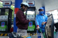 A customer purchases E5RON92 bioethanol fuel at a PVOIL gas station on Thai Thinh street, Hanoi (Photo: VNA)