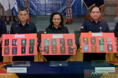 Indonesian Immigration officers show foreign passports as evidence of immigration patrol at Denpasar, Bali, on May 5. (Photo: ANTARA) 