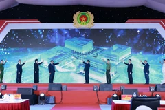 Prime Minister Pham Minh Chinh (fifth from right) and officials launch National Data Centre No. 1 and the national database system based at this centre on August 18. (Photo: VNA)