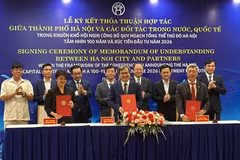 A memorandum of understanding is signed between the Hanoi People's Committee and AMD Vietnam Corporation, SunEdu Joint Stock Company, a member of SunElectronics Group, on cooperation in training and developing high-quality human resources. (Photo courtesy of the organising committee)