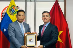 Vietnamese Ambassador to Venezuela Vu Trung My gives a present to Venezuelan Sports Minister Franklin Cardillo. (Photo: The courtesy of the embassy)
