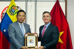 Vietnamese Ambassador to Venezuela Vu Trung My gives a present to Venezuelan Sports Minister Franklin Cardillo. (Photo: The courtesy of the embassy)