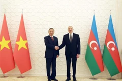 Azerbaijani President Ilham Aliyev (R) welcomes General Secretary of the Communist Party of Vietnam (CPV) Central Committee To Lam in Baku on May 7 (Photo: VNA)