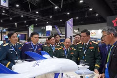 A high-ranking military delegation from the Vietnamese Ministry of National Defence visits an exhibition booth (Photo: Ministry of National Defence)