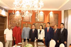 Politburo member, Secretary of the Communist Party of Vietnam (CPV) Central Committee and head of its Commission for Policies and Strategies Nguyen Thanh Nghi, General Secretary of the Communist Party of India (CPI) Doraisamy Raja and officials at the meeting in New Delhi on May 7. (Photo: nhandan.vn)