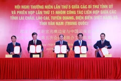 The minute of the fifth annual conference between the Secretaries of the Party Committees of Vietnam’s Lai Chau, Lao Cai, Tuyen Quang, and Dien Bien provinces, and Secretary of the Communist Party of China (CPC) Yunnan provincial Committee, is inked at the event. (Photo: VNA) 