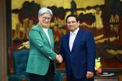 Prime Minister Pham Minh Chinh (R) and Australian Minister for Foreign Affairs Penny Wong (Photo: VNA)