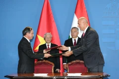 Party General Secretary Nguyen Phu Trong and Hungarian Prime Minister Viktor Orbán witness the signing ceremony of the Memorandum of Understanding between the Hungarian Water Industry Association and the People's Committee of Thanh Hoa province on the Clean Water Supply Project in Thanh Hoa province, on September 10, 2018. (Photo: VNA)