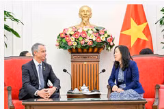 Deputy Minister of Foreign Affairs Le Thi Thu Hang and Chairman of the National Defence and Armed Forces Committee of the French National Assembly Jean-Michel Jacques. (Photo: baoquocte.vn)