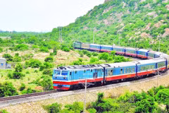 The Vietnam Railways Corporation (VNR) currently operates 258 locomotives, 128 generators, 4,000 carriages, and approximately 2,600 kilometres of track. (Photo: nhandan.vn)