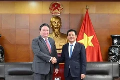 Minister of Industry and Trade Nguyen Hong Dien (R) and US Ambassador Marc E. Knapper in Hanoi on May 7 (Photo: VNA)