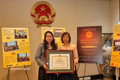 Vietnamese Consul General Nguyen Thanh Ha (L) presents a Certificate of Merit from the Vietnamese Minister of Foreign Affairs to Associate Professor Dr Duong Thi Hong Lien of Curtin University. (Photo: VNA)
