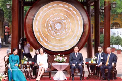 Party General Secretary and State President To Lam and his spouse Ngo Phuong Ly, and the Republic of Korea (RoK)'s President Lee Jae Myung and his spouse Kim Hye Kyung enjoy tea and traditional performances at the programme. (Photo: VNA)