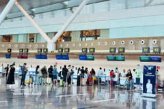 Passengers check in at Tan Son Nhat Airport on April 24, 2026. (Photo: VNA)