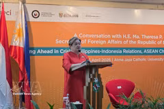 Philippine Foreign Affairs Secretary Maria Theresa Lazaro speaks at the event. (Photo: VNA)