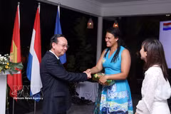 Vice Chairman of the municipal People’s Committee Bui Minh Thanh presents a souvernir to Dutch Consul General in Ho Chi Minh City Raissa Marteaux at the ceremony. (Photo: VNA)