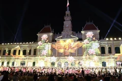 A spectacular fusion of 3D mapping projection and traditional folk dance performance takes place in front of the Ho Chi Minh City People’s Committee headquarters on the evening of 30 April. (Photo: VNA)