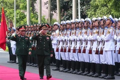 General Trinh Van Quyet (L), Chairman of the General Department of Politics of the Vietnam People’s Army, and Lieut. Gen. Vongsone Inpanphim, Deputy Minister of Defence and Chairman of the General Department of Politics of the Lao People’s Army, review the guard of honour in Hanoi on August 11, 2025. (Photo: VNA)