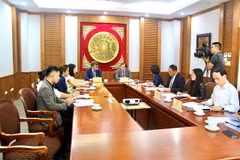 A working session between Deputy Minister of Culture, Sports and Tourism Ta Quang Dong (centre, right) and UNESCO representative to Vietnam Jonathan Wallace Baker (Photo: baovanhoa.vn)