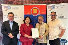 Vietnamese Ambassador to Greece Pham Thi Thu Huong (second from left) transfers the rotating ACAT Chairmanship to her Indonesian counterpart. (Photo: Vietnamese Embassy in Greece)