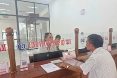 A resident submits administrative applications as the two-level government model runs on a trial basis in Pleiku ward, Gia Lai province. (Photo: VNA)