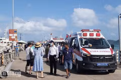 The rescue force deploys maximum personnel and equipment for search and rescue operations after a tourist canoe capsizes off Phu Quoc Island in An Giang province on July 11 afternoon. (Photo: baoangiang.com.vn)
