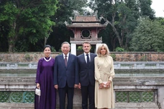 Party General Secretary To Lam (second from left) and his spouse Ngo Phuong Ly (far left), and French President Emmanuel Macron and his spouse Brigitte Macron pose for a photo at the Temple of Literature – Quoc Tu Giam (Photo: VNA)