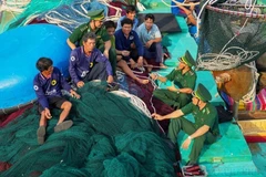 Officers and soldiers of Truong Sa border post conduct a legal education session for local fishermen. (Photo: VNA)