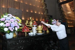 National Assembly Chairman Tran Thanh Man offers flowers and incense to heroic martyrs at the Ben Duoc Martyrs Memorial Temple in Cu Chi commune, Ho Chi Minh City (Photo: daibieunhandan.vn)