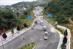 Lorries from Vietnam exit the country via the Song Lap International Border Gate (Vietnam) en route to Pa Hang (Laos). (Photo: VNA)