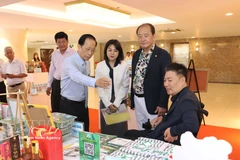 A Vinh Long official introduces signature local products to Korean guests. (Photo: VNA)