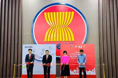 The opening ceremony of the August 11 photo exhibition on the 25th anniversary of the Initiative for ASEAN Integration (IAI) in Jakarta. (Photo: VNA)