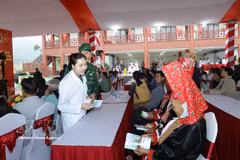 Vietnamese and Chinese military medics coordinate to provide medical examinations for local residents as part of the 10th Vietnam-China Border Defence Friendship Exchange Programme. (Photo: VNA)