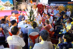 Delegates take part in traditional Lao rituals during the Bunpimay New Year celebration. (Photo: VNA)