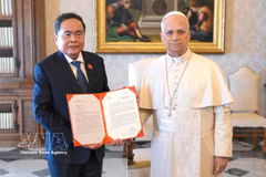 National Assembly Chairman Tran Thanh Man (left) hands over a letter from Party General Secretary and State President To Lam to Pope Leo XIV at the Vatican (Photo: VNA)