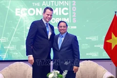 Prime Minister Pham Minh Chinh (R) meets with Managing Director of the World Economic Forum (WEF) Stephan Mergenthaler (Photo: VNA)